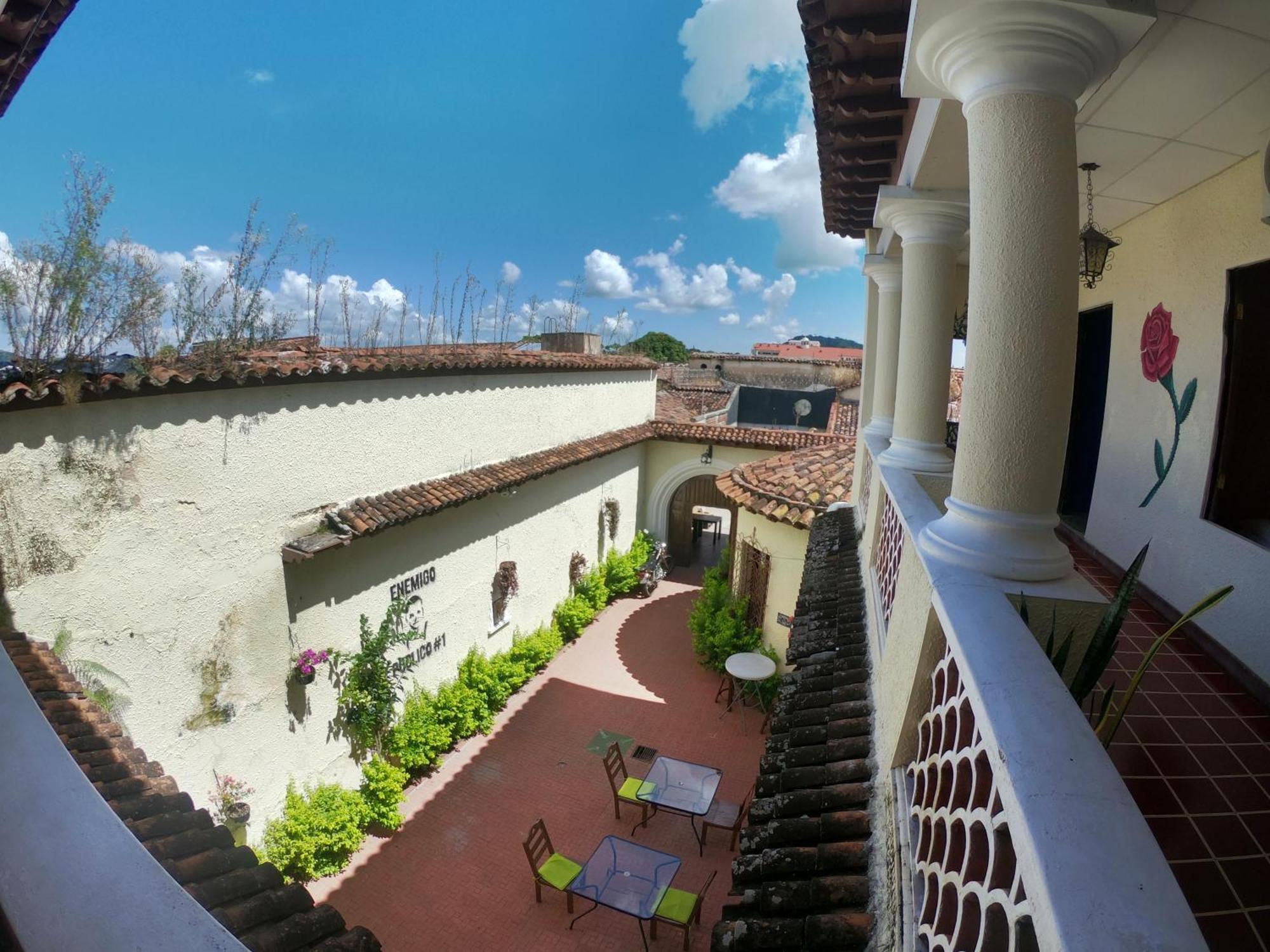 Ricks Hostel Santa Ana Buitenkant foto