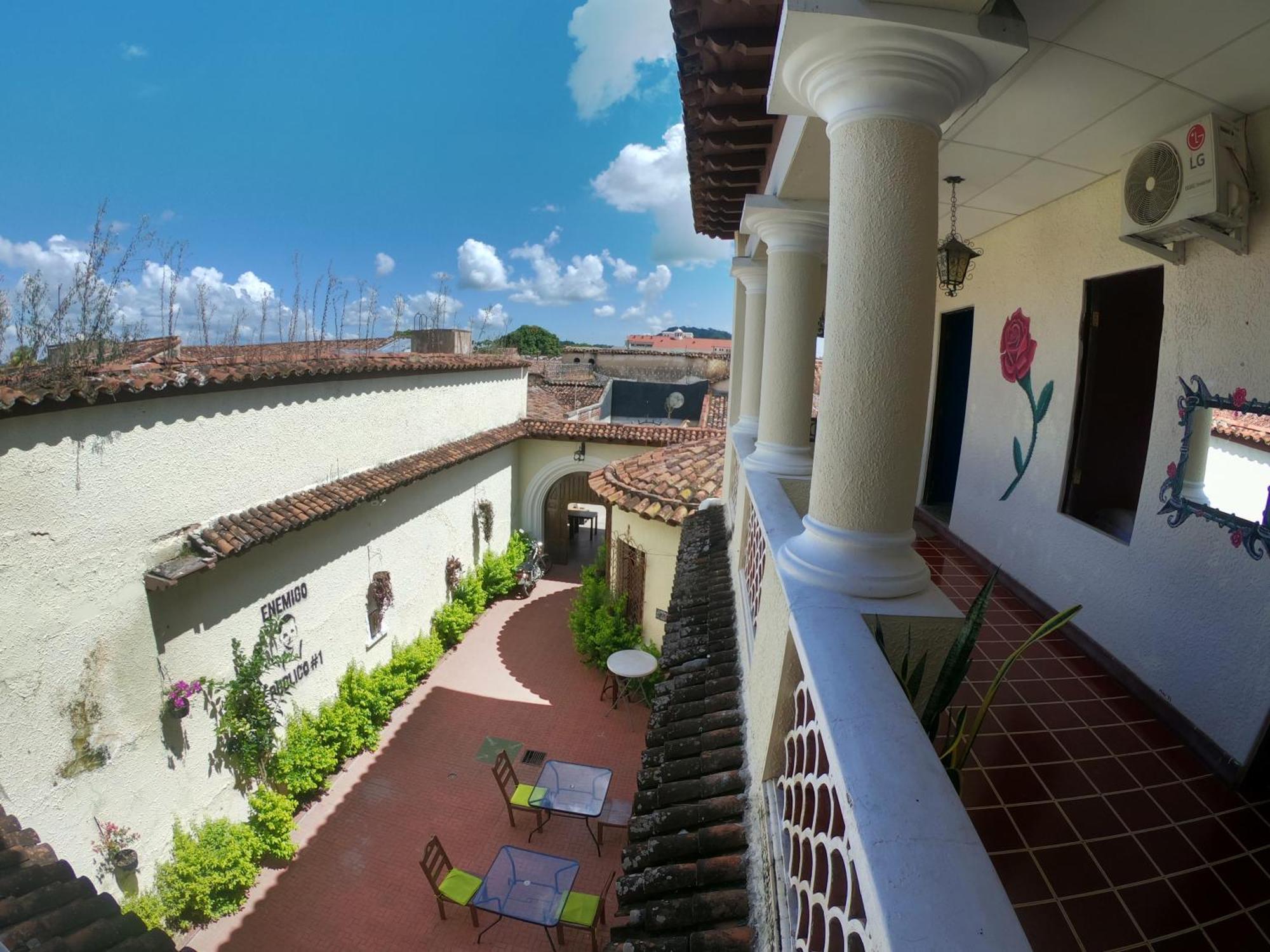 Ricks Hostel Santa Ana Buitenkant foto